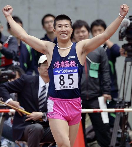 男子１００メートル予選で、日本歴代２位となる10秒01の高校新記録をマークしガッツポーズする桐生祥秀