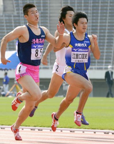 男子１００メートル決勝　追い風参考記録の１０秒1１５で３位の江里口匡史。左は１０秒０３で優勝した桐生祥秀