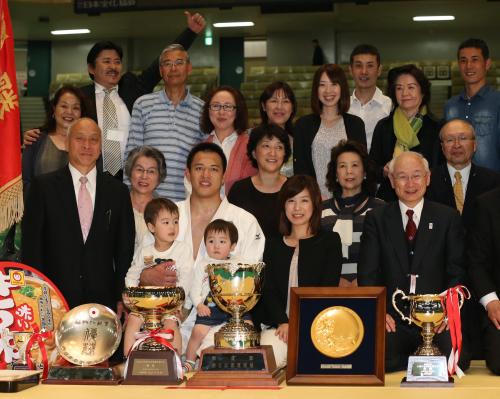 優勝した穴井は妻・久実子さん（前列右から２人目）長男・煌大くん、次男・誉己くんたちと記念撮影