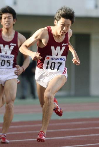 男子２００メートル　20秒35で２位の橋元晃志（右）
