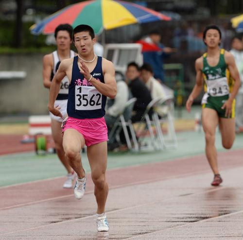 ２００メートル決勝で２０秒５９のタイムで優勝した桐生（左から２人目）