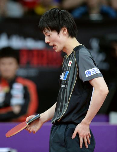 男子シングルス準々決勝で許キンに２―４で敗れ、悔しそうな松平健太