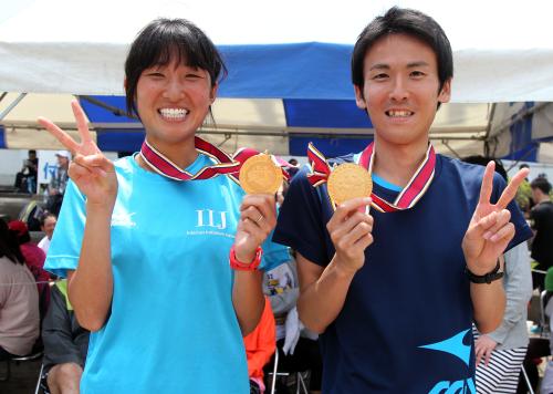 一般女子ハーフで優勝した山口（左）と一般男子ハーフで優勝した松本