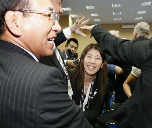 ＩＯＣ理事会でレスリングが最終候補に選ばれ、日本レスリング協会の福田会長（左）と喜ぶ吉田