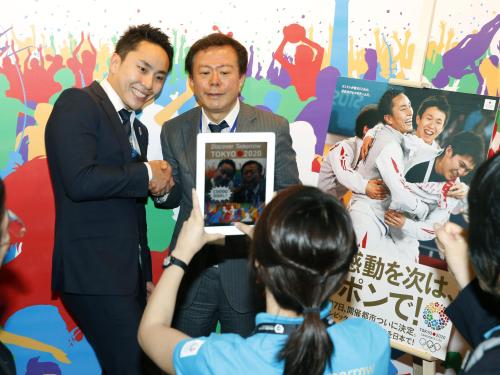 「スポーツアコード」会場内の「東京ブース」を訪れ、招致活動をアピールするフェンシングの太田（左）と東京都の猪瀬知事