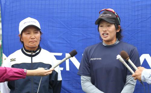 五輪競技最終候補に残ったことをうけ宇津木監督（左）と報道陣に囲まれる上野