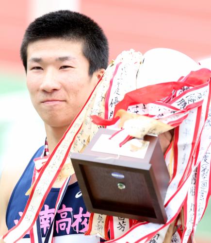 男子２００メートルで優勝し表彰式で笑顔を見せる桐生