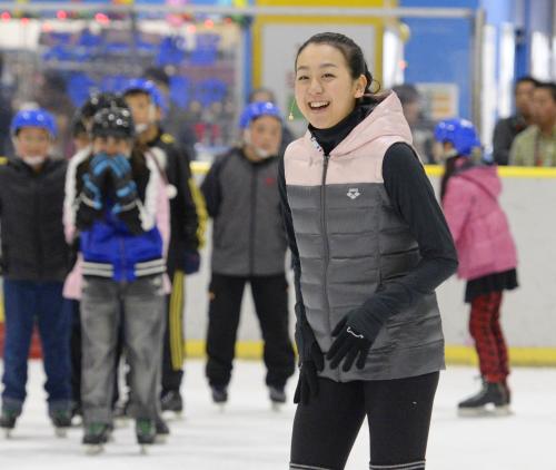 仙台市内のスケート場でチャリティー教室を開き、笑顔を見せる浅田真央