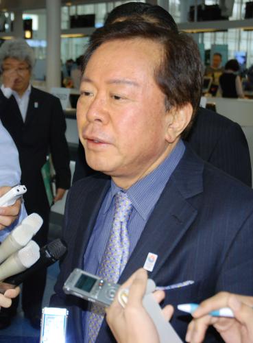 ロシアから帰国し、報道陣の質問に答える東京都の猪瀬直樹知事