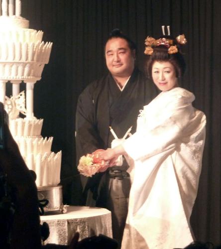 結婚披露宴で、ケーキに入刀する大相撲の安美錦と絵莉夫人