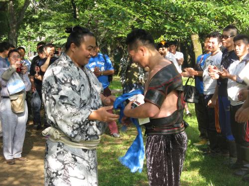 モンゴル相撲大会の優勝者に賞品を渡す蒼国来（左）