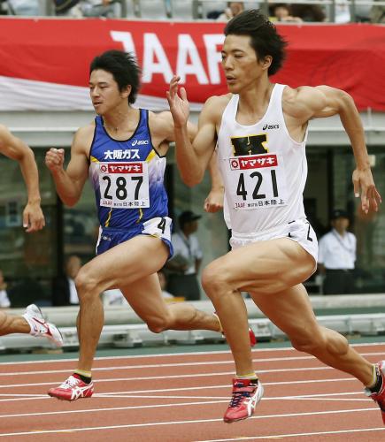 男子１００メートル予選　10秒42で予選落ちした江里口匡史（左）。右は決勝に進んだ山県亮太