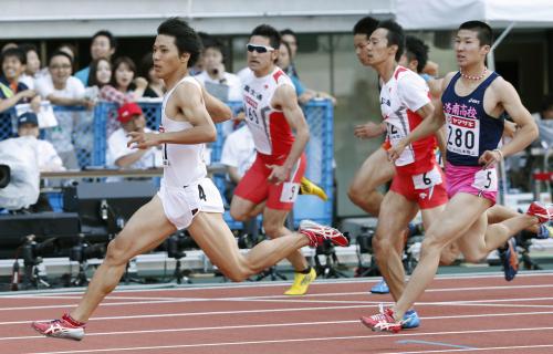 陸上日本選手権の男子１００メートル決勝、10秒11で初優勝した山県亮太（左端）。右端は２位の桐生祥秀