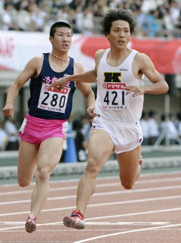 陸上日本選手権の男子１００メートル決勝、10秒11で初優勝した山県亮太。左は２位の桐生祥秀