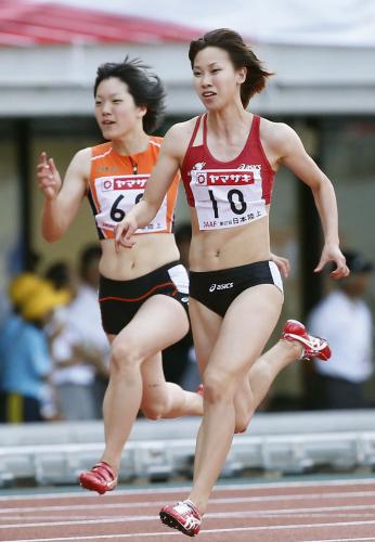女子１００メートル決勝　11秒41で優勝した福島千里。左は３位の土井杏南