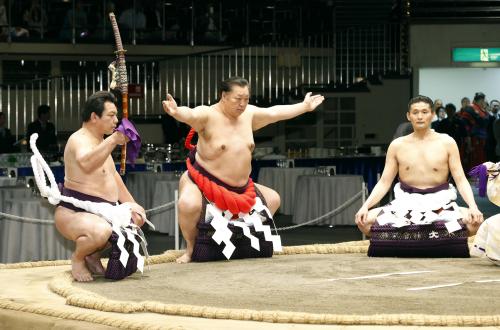 太刀持ちに九重親方（左）、露払いに貴乃花親方（右）を従え、還暦土俵入りを披露する元横綱で日本相撲協会の北の湖理事長