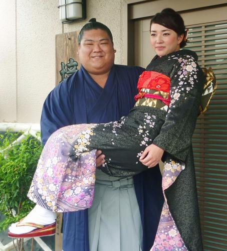 婚約者の柳佳苗さんを笑顔で抱き上げる幕内佐田の富士