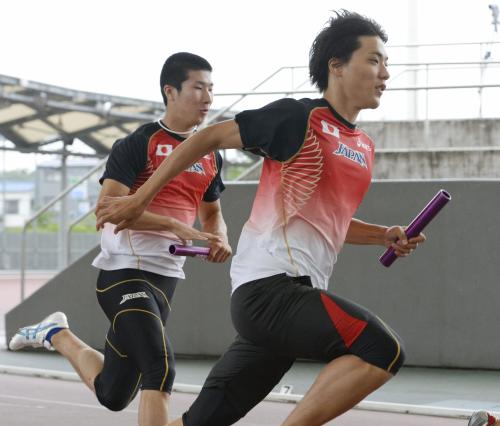 ４００メートルリレーの練習をする山県亮太（手前）と桐生祥秀