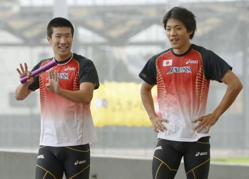 リレーの練習で笑顔を見せる桐生祥秀（左）と山県亮太