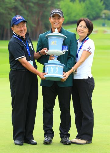 父・健一さん（左）、母・裕子さん（右）と優勝カップを手に笑顔の小平