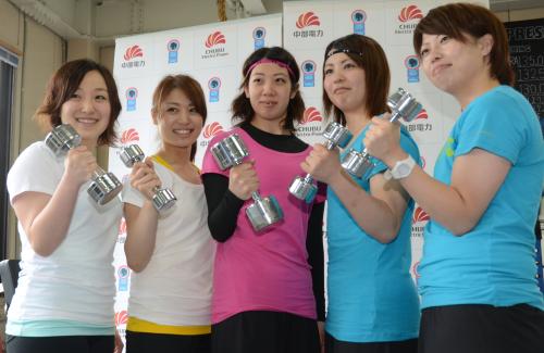 ダンベルを持ってパワーアップを約束する？中部電力の選手たち。（左から）藤沢、市川、清水、松村、佐藤