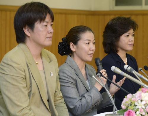 全日本柔道連盟の理事に起用され、記者会見する（左から）田辺陽子氏、谷亮子氏、北田典子氏