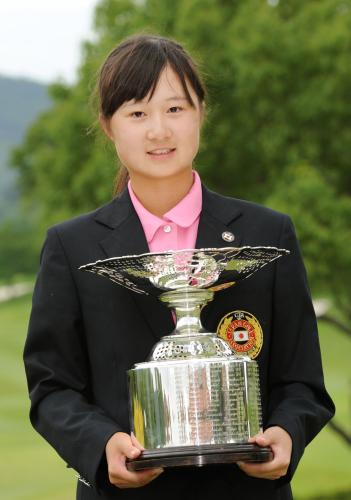 ゴルフの日本女子アマチュア選手権で初優勝し、カップを手にする森田遥