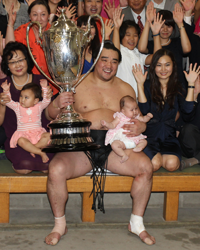 １２年秋場所で全勝優勝し、２人の娘らと喜ぶ日馬富士