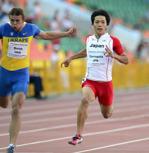 男子１００メートル２次予選　10秒27で準決勝進出を決めた山県亮太（右）