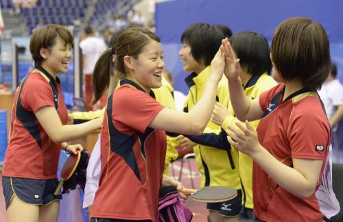 女子団体決勝　台湾を破り、優勝を喜ぶ（左から）石垣優香、根本理世ら日本メンバー