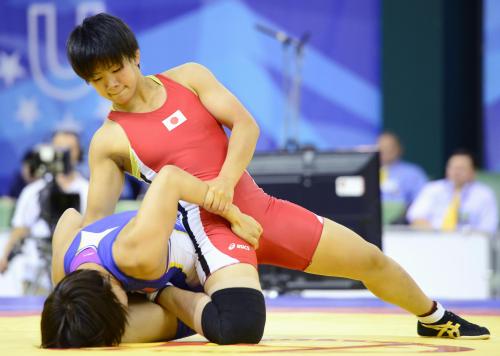 女子55キロ級３位決定戦モンゴル選手を破った村田夏南子（右）