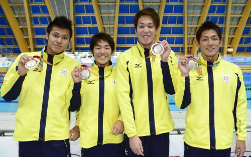 男子４００メートルメドレーリレーで２位になり、銀メダルを手にする（左から）中村克、梅本雅之、小関也朱篤、白井裕樹