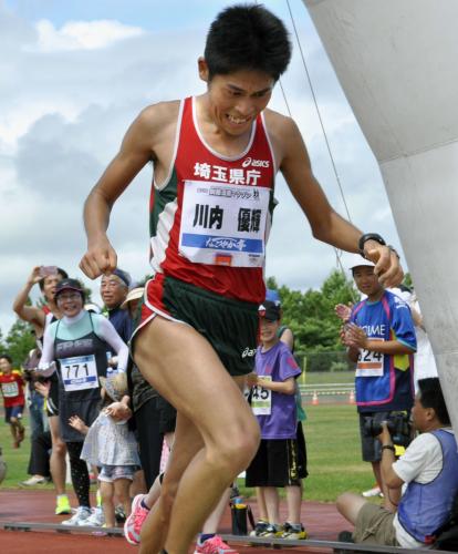 釧路湿原マラソン30キロの部に順位のつかない招待選手として出場し、トップでゴールする川内優輝