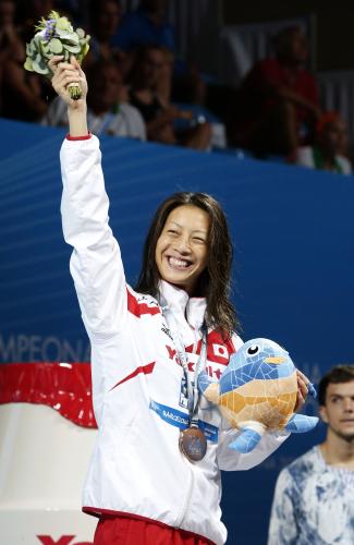 女子１００メートル背泳ぎで銅メダルを獲得し、表彰式で笑顔の寺川綾