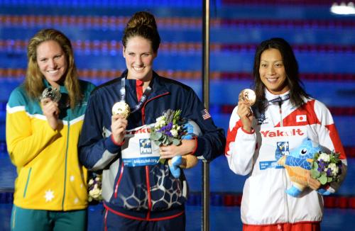 銅メダルを獲得し、金メダルのメリッサ・フランクリン（中央）らと表彰台で笑顔の寺川綾（右）