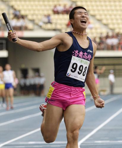 男子１００メートルに続き４００メートルリレーを制して２冠を達成した洛南・桐生祥秀