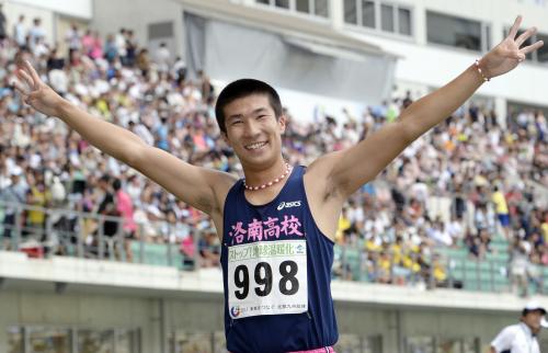 男子１００メートル、４００メートルリレーに続き２００メートルを制して３冠を達成し、声援に応える洛南・桐生