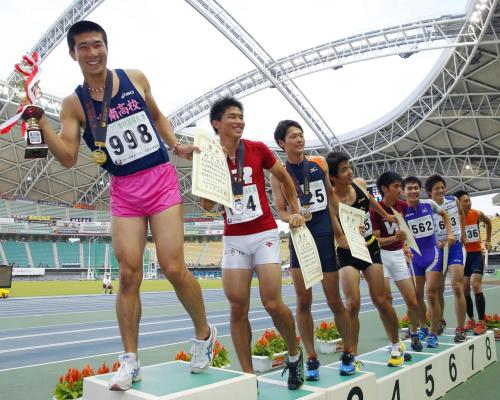 男子１００メートル、４００メートルリレーに続き２００メートルを制して３冠を達成し、表彰式でポーズをとる洛南・桐生（左端）