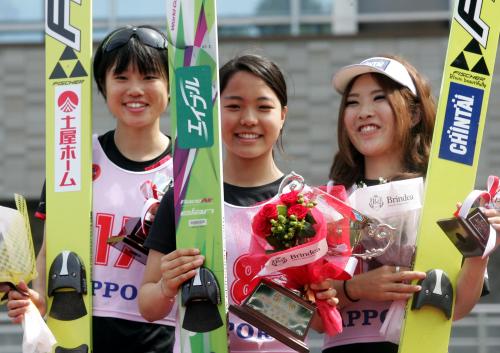 女子表彰式で笑顔の（左から）２位の伊藤、優勝した高梨、３位の茂野