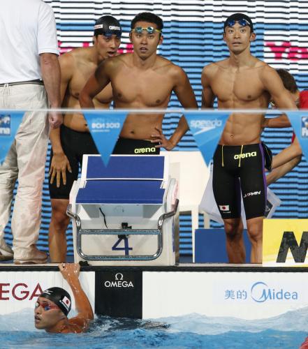 男子４００メートルメドレーリレー予選　全体の５位で決勝に進んだ日本の（左から）藤井、北島、入江、アンカーの塩浦（下）