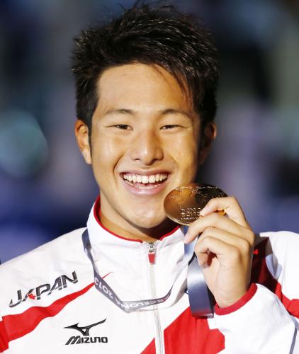 男子４００メートル個人メドレーで優勝し、金メダルを手に笑顔の瀬戸大也
