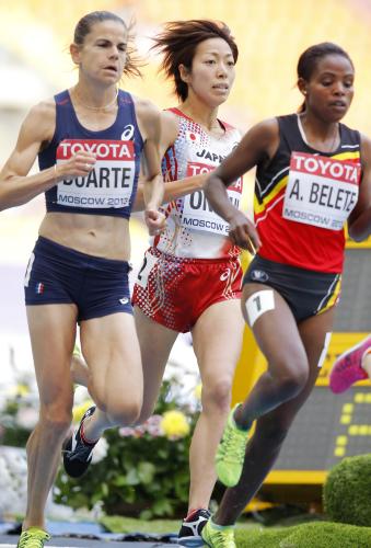 女子５０００メートル予選で決勝進出を逃した尾西美咲（中央）