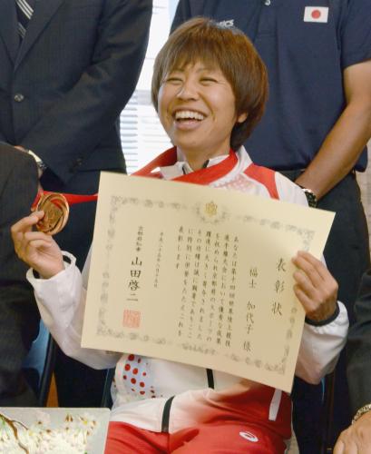 京都府スポーツ賞特別栄誉賞を授与され、笑顔で表彰状と銅メダルを掲げる女子マラソンの福士加代子選手