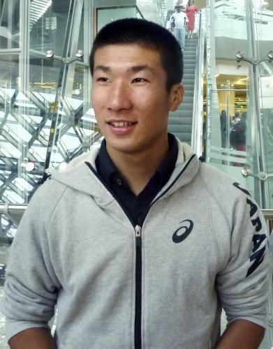 陸上の世界選手権を終え、モスクワの空港で記者の質問に答える桐生祥秀