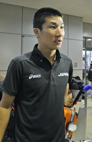 成田空港に帰国した、陸上の世界選手権男子４００メートルリレーで６位入賞した桐生祥秀