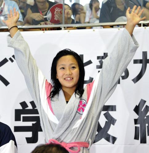 女子１００メートル平泳ぎで優勝し、２年連続で２００メートルとの２冠を達成した武蔵野・渡部香生子