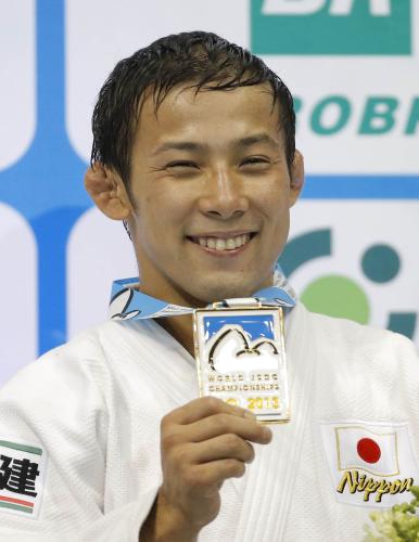 男子60キロ級で初優勝し、笑顔でメダルを掲げる高藤直寿