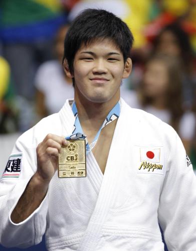 男子73キロ級で初出場優勝し、金メダルを手に笑顔の大野将平