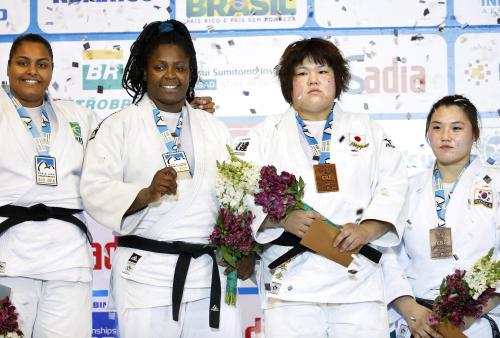 柔道の世界選手権女子78キロ超級で銅メダルに終わった田知本愛（右から２人目）