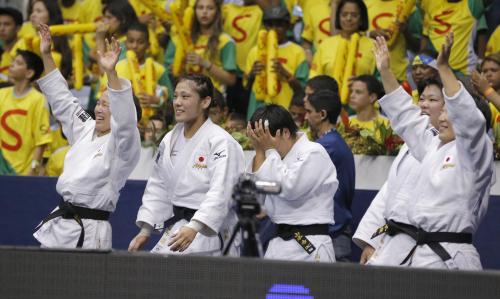 柔道の世界選手権女子団体決勝戦でブラジルに３―２と競り勝ち、観客の声援に応える選手たち